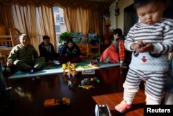 北京一名两岁幼儿与他的家人在一起。(2022年11月8日)