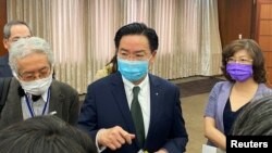 台湾外交部长吴钊燮对媒体讲话。(2022年11月23日)