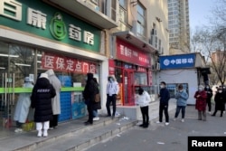 北京市民在药房外排队购买药品。(2022年12月6日)