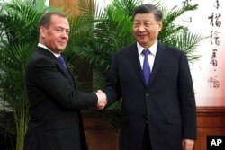 中国领导人习近平在北京会晤到访的俄罗斯前总统德米特里·梅德韦杰夫(Dmitry Medvedev)。(2022年12月21日)
