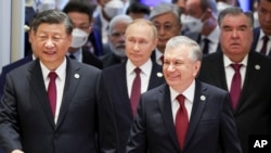 中国国家主席习近平(左)、俄罗斯总统弗拉基米尔·普京(中)和乌兹别克斯坦总统沙夫卡特·米尔济约耶夫(右二)2022年9月16日出席在乌兹别克斯坦举行的上海合作组织峰会。