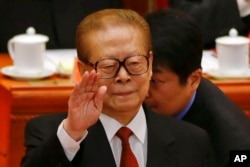 资料照:前中国领导人江泽民2012年11月8日在北京人大会堂出席18届党代会。