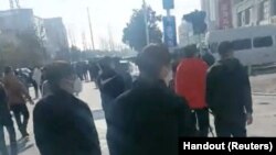 河南郑州富士康代工厂的工人再次推倒护栏举行抗议。(2022年11月23日)