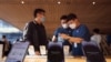 2022年9月16日,苹果新款iPhone 14在北京上市,一位顾客在苹果专卖店与销售交谈。(路透社)