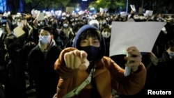 北京民众走上街头举起白纸游行抗议当局严厉的防疫封控措施。(2022年11月27日)