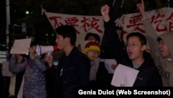 11月29日海外中国学生和居民聚集在洛杉矶悼念中国公寓火灾遇难者,抗议中国新冠政策