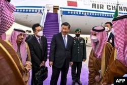 沙特阿拉伯领导人与王室重要成员在利雅得哈利德国王国际机场迎接抵达的中国领导人习近平。(2022年12月7日)