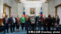 2022年12月20日,台湾总统蔡英文在总统府同来访的欧洲议会国贸委员会(INTA)官方代表团合影。