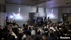 日本“白兔-R”登月艇去年12月11日在美国佛罗里达太空军基地由美国太空探索科技公司(SpaceX)发射的猎鹰9号运载火箭搭载升空。图为东京现场直播室。