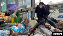 上海一家医院急诊室内收住的新冠病人。(2023年1月5日)