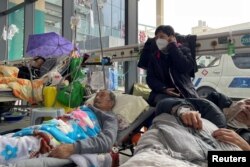 上海一家医院急诊室内收住的新冠病人。(2023年1月5日)