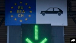Словенія запровадила режим контролю на кордоні з країнами-членами Шенгену, посилаючись на збройні конфлікти в Україні, на Близькому Сході та в Африці, а також на підвищену загрозу з боку організованої злочинності та тероризму Архівне фото: кордон Хорватії та Словенії