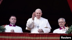 Giáo hoàng Phanxicô ban phép lành toàn xá vào dịp lễ Giáng sinh từ Đền thờ Thánh Phêrô, Vatican, vào ngày 25/12/2022.