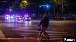 北京民众在网上呼吁举行抗议疫情严厉封控政策的街道上,多辆警车加紧巡逻。(2022年11月29日)