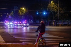 北京民众在网上呼吁举行抗议疫情严厉封控政策的街道上,多辆警车加紧巡逻。(2022年11月29日)