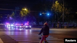 在北京民众在网上呼吁举行抗议疫情严厉封控政策的街道上,多辆警车加紧巡逻。(2022年11月29日)