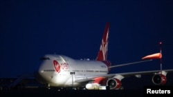 维珍航空公司一架改装波音747飞机搭载着火箭准备从英国起飞。(2023年1月9日)
