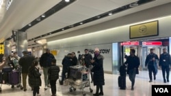 2023年1月9日从北京乘搭中国国航客机抵达伦敦希思罗机场的乘客离开国际航班到境大堂。 (美国之音/郑乐捷)