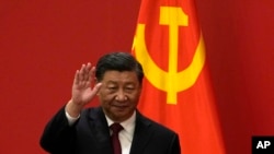 资料照:中国领导人习近平与中共党旗
