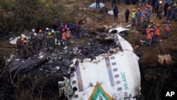 救援人员在1月15日尼泊尔空难中坠毁的引擎ATR72飞机的残骸旁搜救。(2023年1月16日)