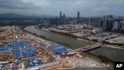 资料照:鸟瞰连接中国深圳与香港落马洲的一座桥梁。(2022年3月11日)