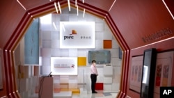 资料照片:北京国际贸易服务展览会上的普华永道展台。(2020年9月5日)