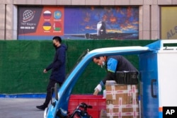 一名北京的运输工人正在准备送货(2022年2月26日)