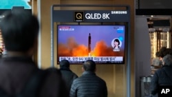 韩国民众在首尔火车站观看朝鲜发射导弹的电视新闻。(美联社2022年3月16日)