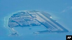 资料照:南中国海南沙群岛美济礁人工岛上中国修建的建筑物和飞机跑道。(2022年3月20日)