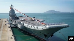 资料照:停泊在三亚军港的中国海军“山东号”航空母舰 。(2019年12月17日)