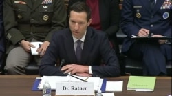 美国国防部印太事务助理部长瑞特纳(Ely Ratner)3月9日在众议院军事委员会的听证会上表示,印太区域仍是优先战区。(视频截图)