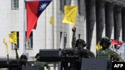 在台湾庆祝双十节的游行队伍里台军士兵驾驶军车驶过总统府。(法新社2021年10月10日)