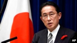 资料照: 日本首相岸田文雄(Fumio Kishida)2021年10月14日在东京首相官邸的新闻发布会上讲话。(美联社)