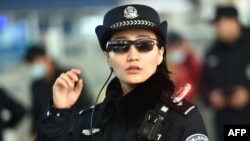 2018年2月5日,中国河南省郑州火车站郑州东站的一名警察戴着一副带有面部识别系统的智能眼镜。