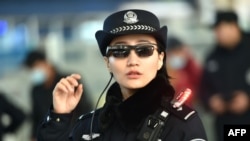 2018年2月5日,中国河南省郑州火车站郑州东站的一名警察戴着一副带有面部识别系统的智能眼镜。