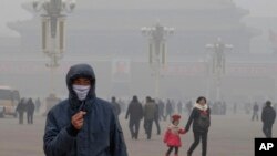 一名男子带着口罩行走在雾霾下的天安门广场(资料照片)