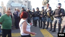 2012年5月普京就职总统前夕,在莫斯科爆发大规模反普京抗议活动,示威者同安全部队对峙。