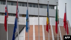 法国东部斯特拉斯堡欧洲委员会总部外,在俄罗斯国旗被移除后,其中一个旗杆没有了旗帜。(2022年3月16日)