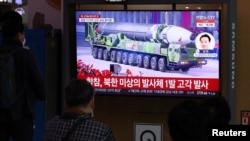 2022年3月24日,在韩国首尔,人们在电视上观看有关朝鲜进行洲际弹道导弹(ICBM)试射的新闻报道。
