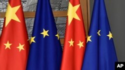 资料照:2019年12月17日,在布鲁塞尔的欧罗巴大楼上悬挂的中国和欧盟的旗帜。(美联社)