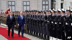 资料照片:美国总统拜登和波兰总统杜达在波兰首都检阅仪仗队。(2022年3月26日)