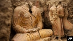 资料照片:阿富汗艾纳克地区一座寺庙内的佛像。(2010年10月12日)
