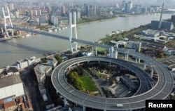 上海因新冠疫情封城。浦东一跨越黄浦江的繁忙桥梁因交通管制而变得空荡荡。(2022年3月29日)