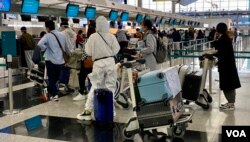 香港民意研究所调查显示,受疫情及政治等因素影响,接近4分之1、约187万港人有意移民 (美国之音/汤惠芸)