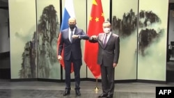 中国央视播放中国外长王毅在安徽屯溪会晤到访的俄罗斯外长拉夫罗夫(左)的影像。(2022年3月30日)