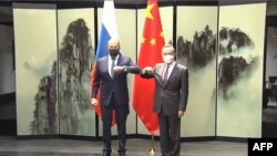 中国央视播放中国外长王毅在安徽屯溪会晤到访的俄罗斯外长拉夫罗夫(左)的影像。(2022年3月30日)