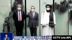 中国央视播放中国外长王毅在安徽屯溪会晤到访的巴基斯坦外长沙阿·马哈茂德·库雷希(左)和塔利班任命的阿富汗外长阿米尔·汗·穆塔奇(右)的影像。(2022年3月30日)