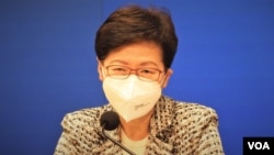 香港特首林郑月娥表示,4月21日大部份防疫措施可以分3个月、3阶段逐步解除,但是限聚令及口罩令仍然会持续一段日子。 (美国之音 汤惠芸) )