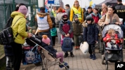 Ukrainian refugees depart from the border crossing in Medyka, southeastern Poland, March 30, 2022.