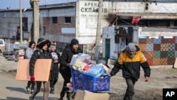 乌克兰马里乌波尔的民众从一家粮食仓库领取饮用水(2022年3月18日)